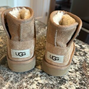 Kids uggs ,size 8 tan
